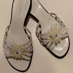 WOMEN’S LIZ CLAIBORNE SANDALS.